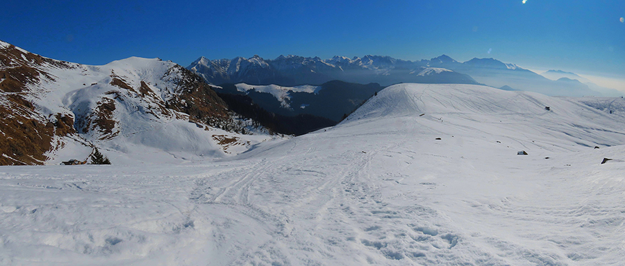 Vista panoramica dal Triomen ai dossi panoramici e fin verso il Pizzo Arera